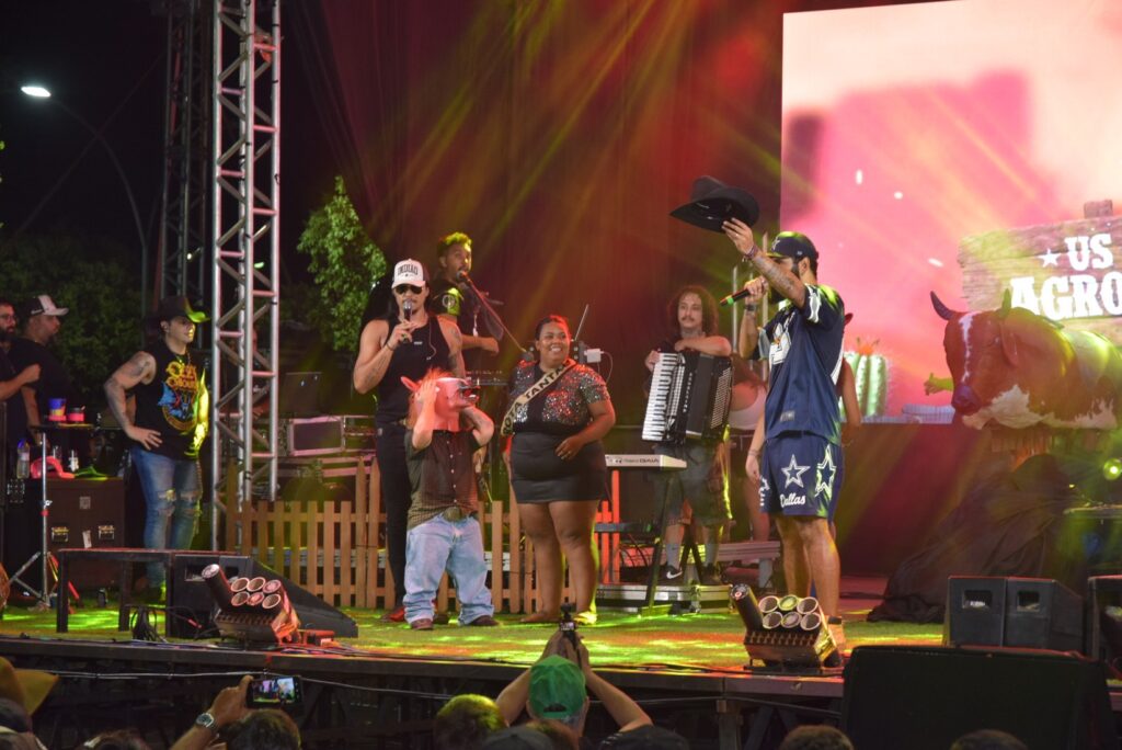 Iguatemi: Primeira noite de réveillon reuniu milhares de pessoas na Praça João Francisco Lopes, no show da dupla nacional “Us Agroboy”