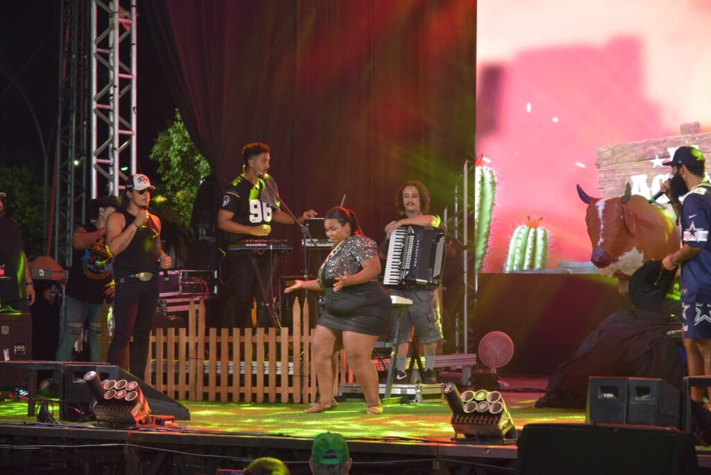 Iguatemi: Primeira noite de réveillon reuniu milhares de pessoas na Praça João Francisco Lopes, no show da dupla nacional “Us Agroboy”