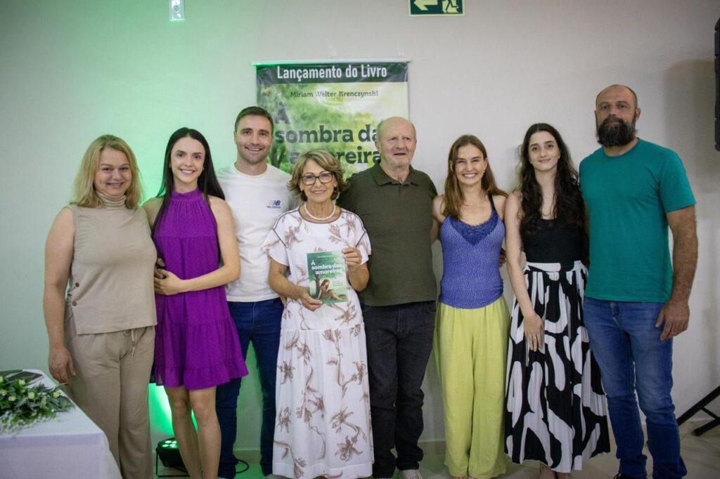Vereadora Miriam Krenczynski lança livro de poesias em Iguatemi