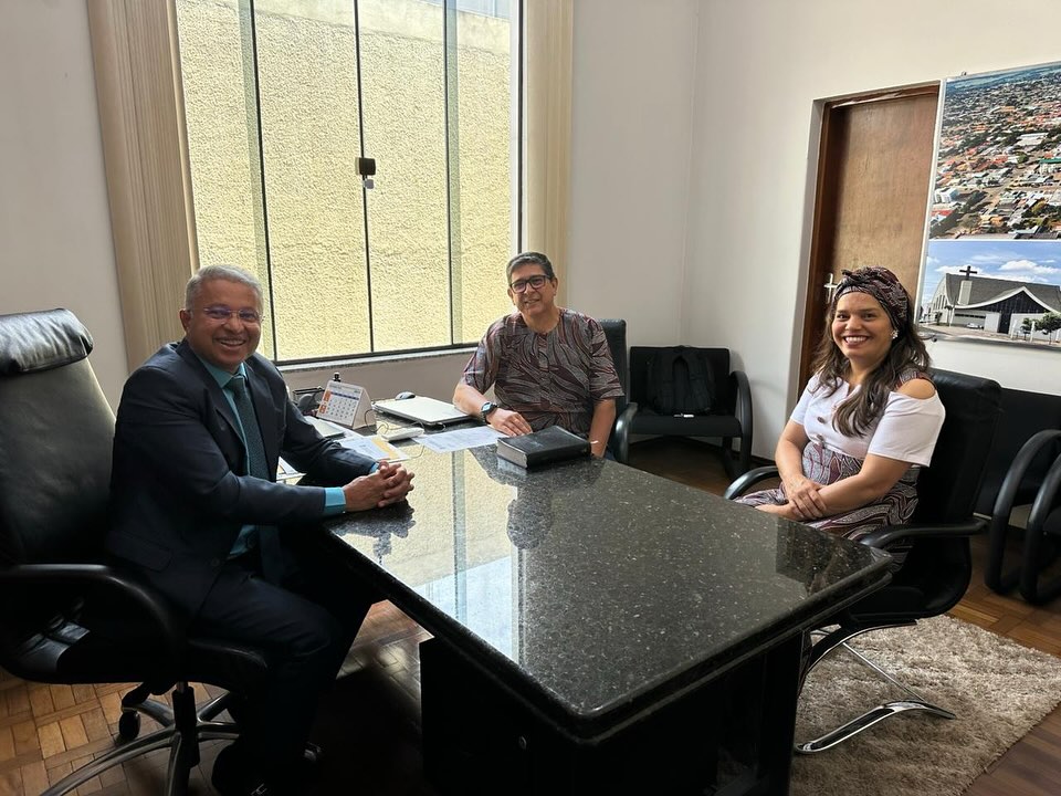 Missionários que atuam na África são recebidos no gabinete do presidente da Câmara de Amambai