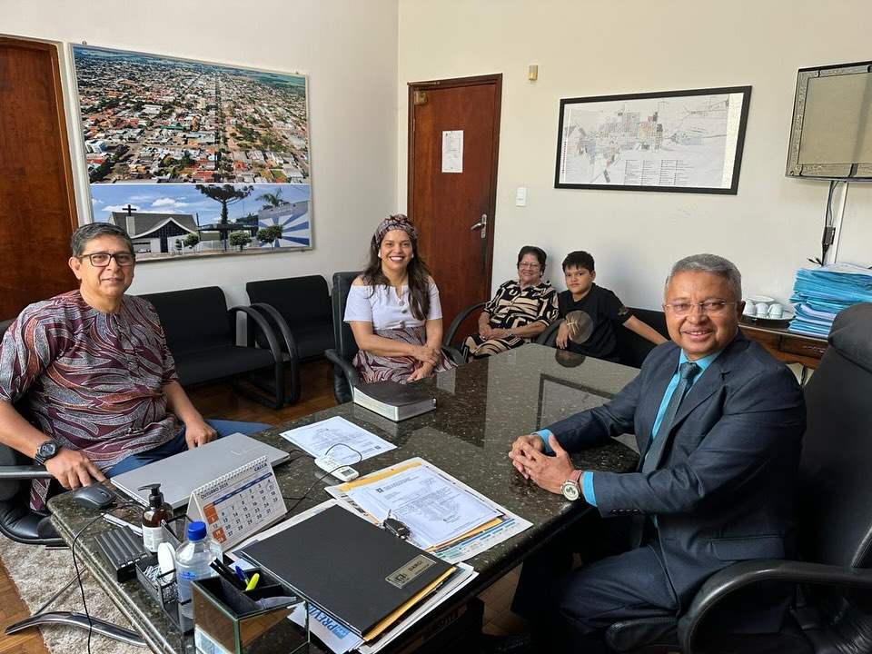 Missionários que atuam na África são recebidos no gabinete do presidente da Câmara de Amambai