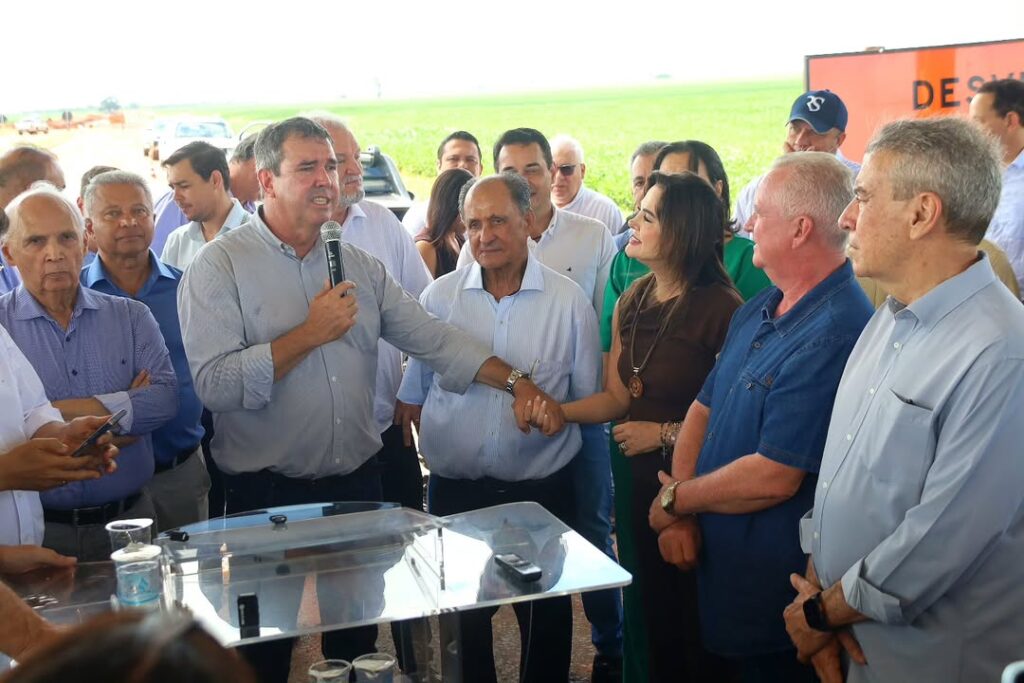 Mara Caseiro e Eduardo Riedel assinam autorização para pavimentação da MS-289, entre Amambai e Juti