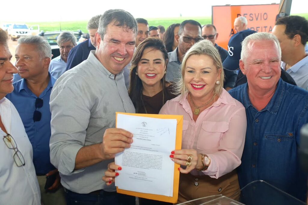 Mara Caseiro e Eduardo Riedel assinam autorização para pavimentação da MS-289, entre Amambai e Juti