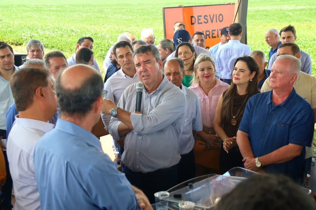 Mara Caseiro e Eduardo Riedel assinam autorização para pavimentação da MS-289, entre Amambai e Juti