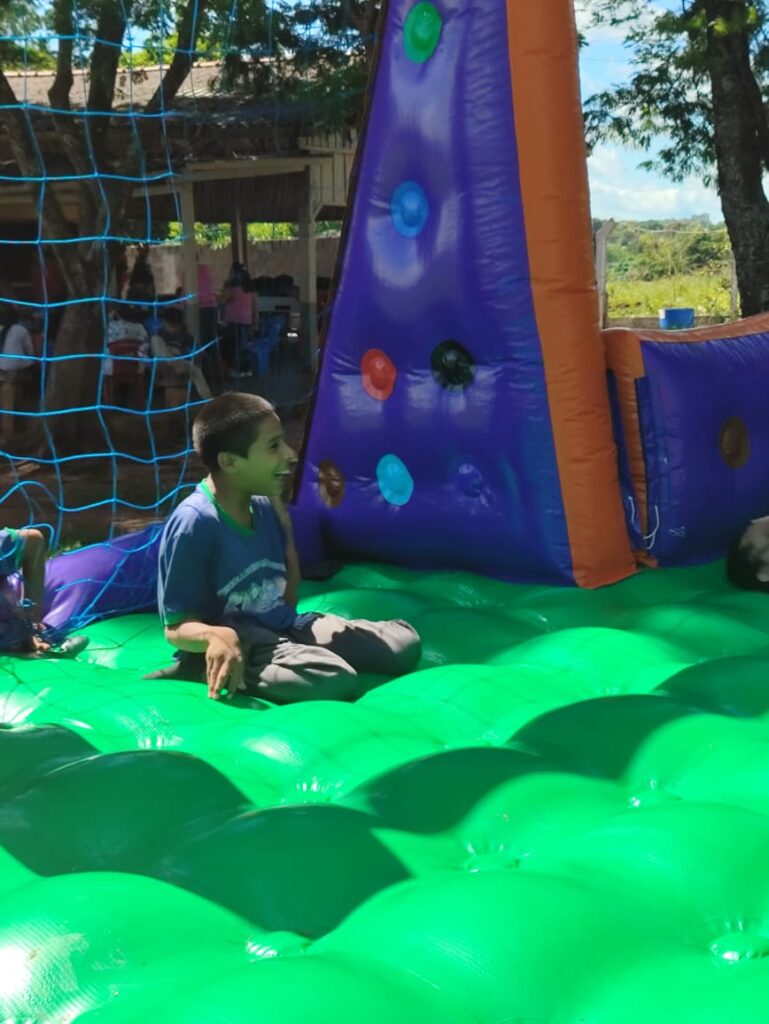 APAE de Paranhos encerra ano letivo com confraternização entre alunos, profissionais e familiares