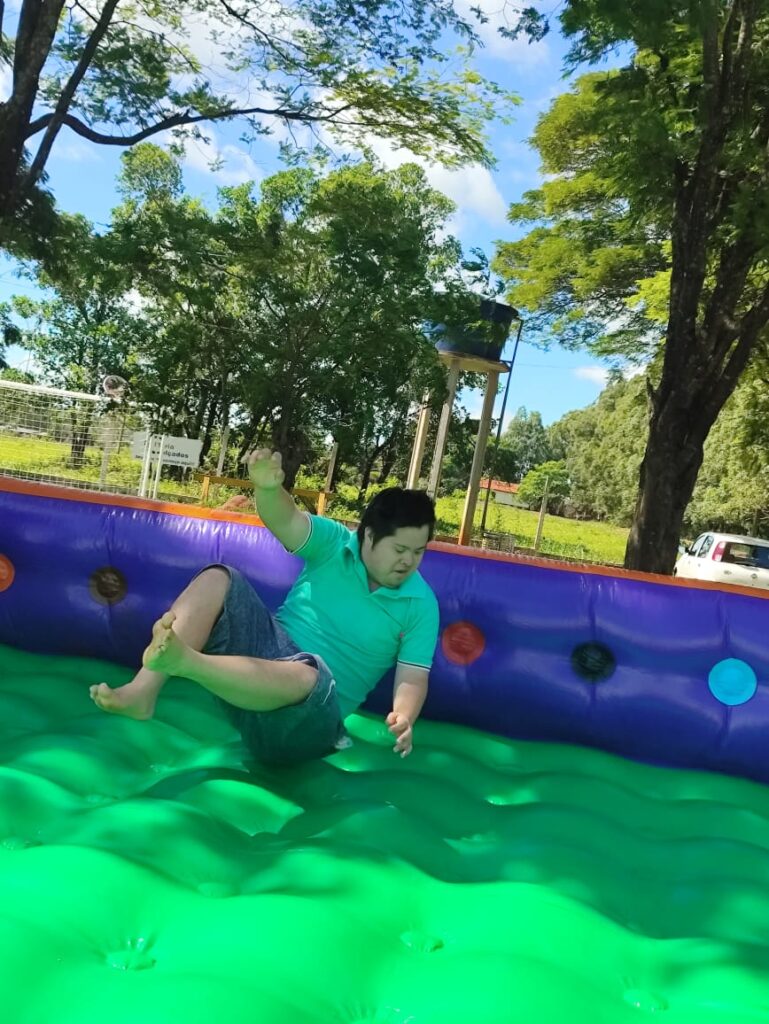 APAE de Paranhos encerra ano letivo com confraternização entre alunos, profissionais e familiares