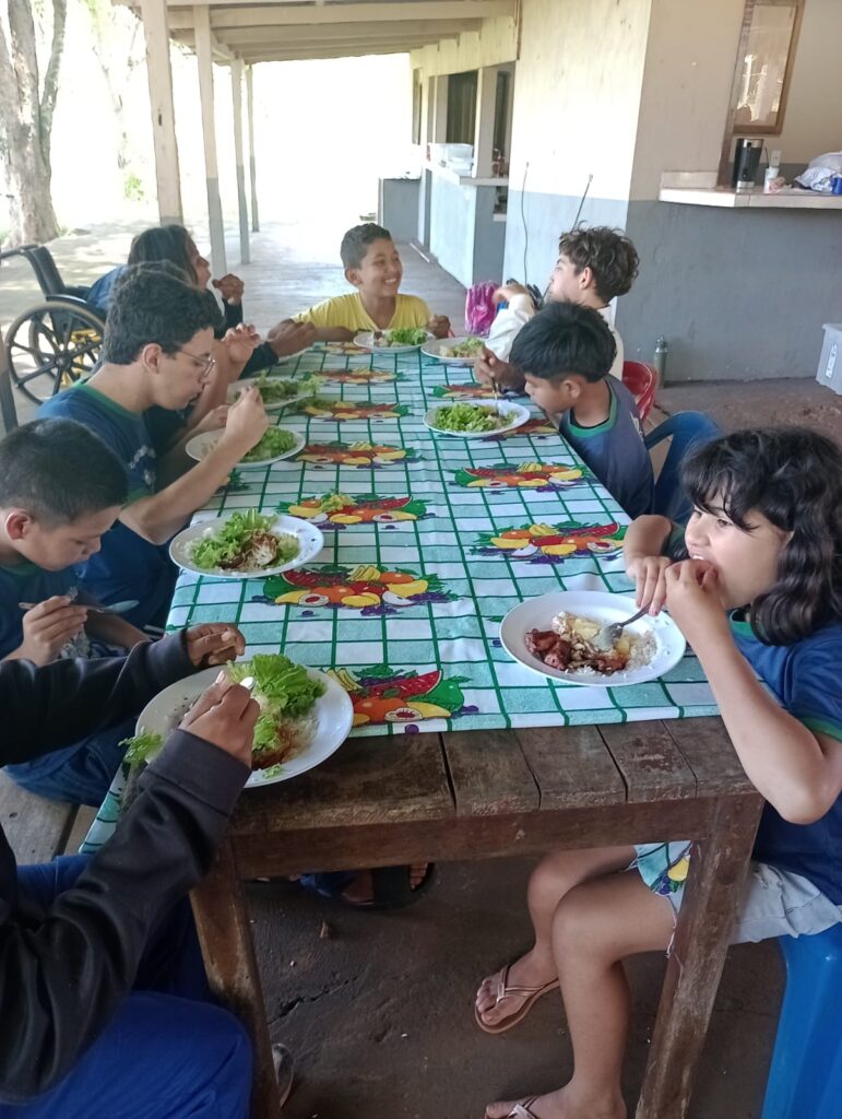 APAE de Paranhos encerra ano letivo com confraternização entre alunos, profissionais e familiares