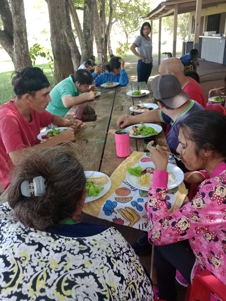 APAE de Paranhos encerra ano letivo com confraternização entre alunos, profissionais e familiares
