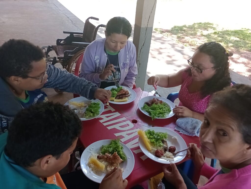 APAE de Paranhos encerra ano letivo com confraternização entre alunos, profissionais e familiares