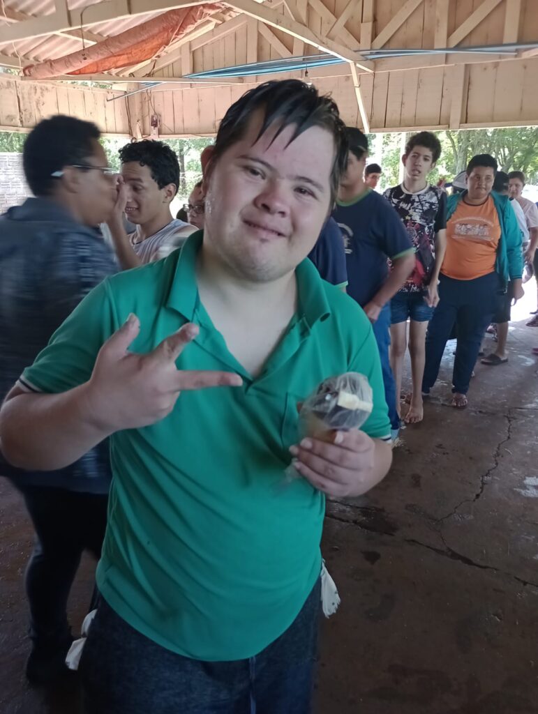 APAE de Paranhos encerra ano letivo com confraternização entre alunos, profissionais e familiares