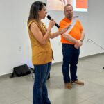 ACS e ACE recebem protetor solar durante palestra do Dezembro Laranja em Amambai