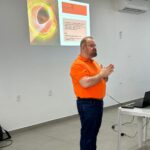 ACS e ACE recebem protetor solar durante palestra do Dezembro Laranja em Amambai