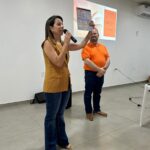 ACS e ACE recebem protetor solar durante palestra do Dezembro Laranja em Amambai