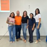 ACS e ACE recebem protetor solar durante palestra do Dezembro Laranja em Amambai