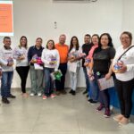 ACS e ACE recebem protetor solar durante palestra do Dezembro Laranja em Amambai