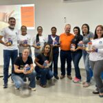 ACS e ACE recebem protetor solar durante palestra do Dezembro Laranja em Amambai