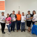 ACS e ACE recebem protetor solar durante palestra do Dezembro Laranja em Amambai