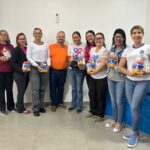 ACS e ACE recebem protetor solar durante palestra do Dezembro Laranja em Amambai