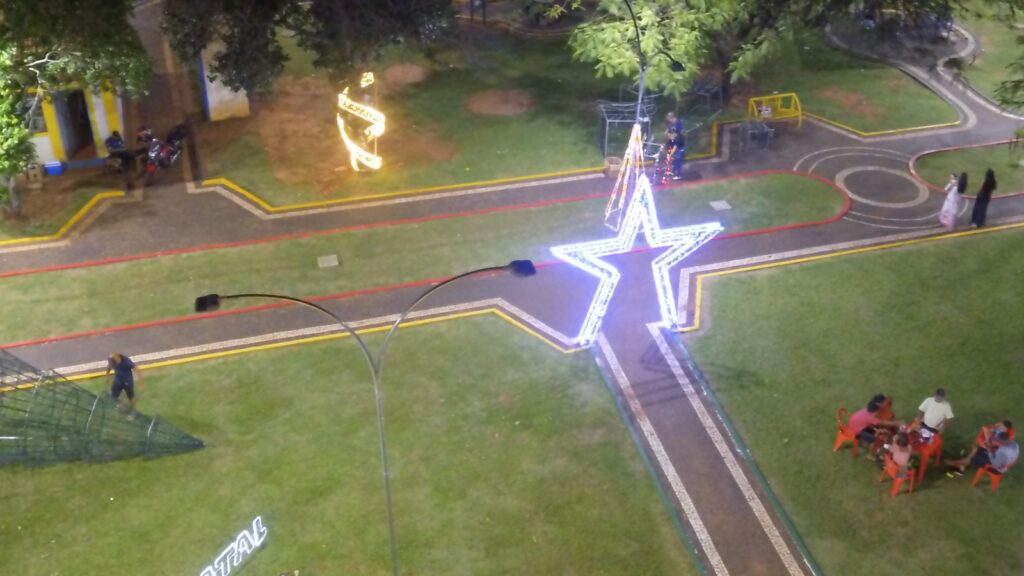 Iguatemi: Praça Central começa a receber iluminação e decoração especial de Natal