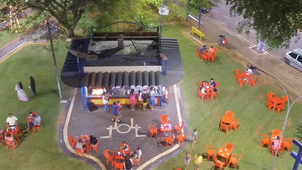 Iguatemi: Praça Central começa a receber iluminação e decoração especial de Natal