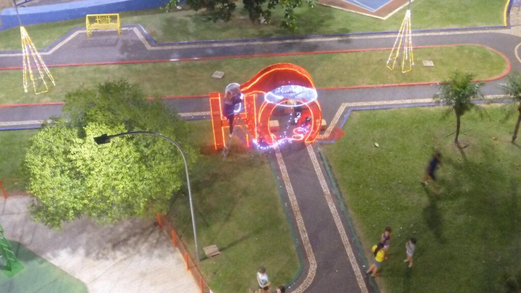 Iguatemi: Praça Central começa a receber iluminação e decoração especial de Natal