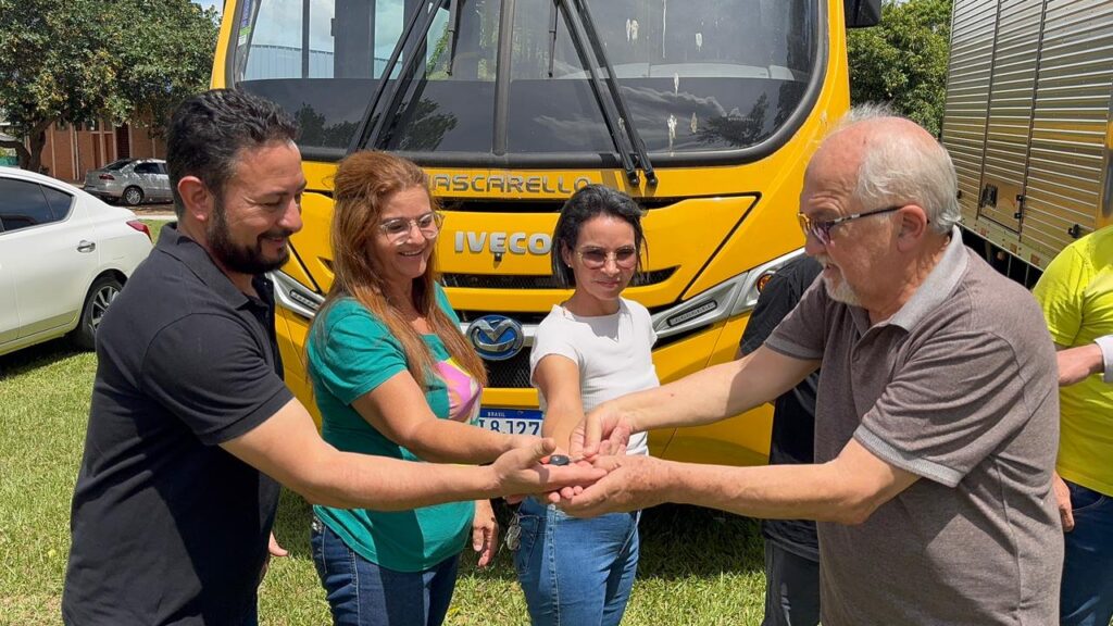 Iguatemi: Prefeito Lídio Ledesma e vereadores realizam a entrega de veículos para a Secretaria de Educação e o Conselho Tutelar