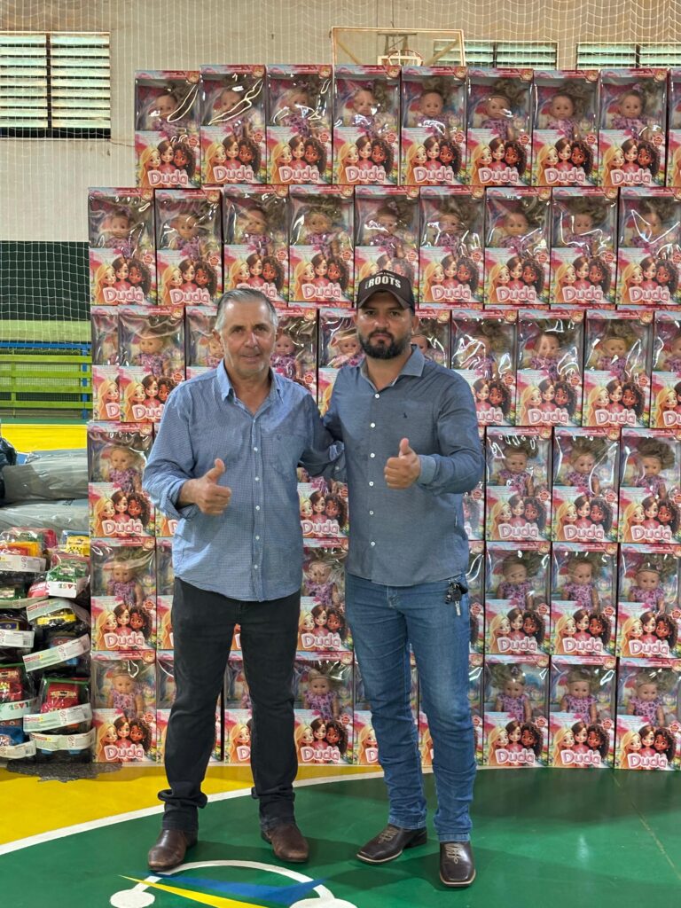 Entrega de brinquedos leva alegria às crianças de Paranhos