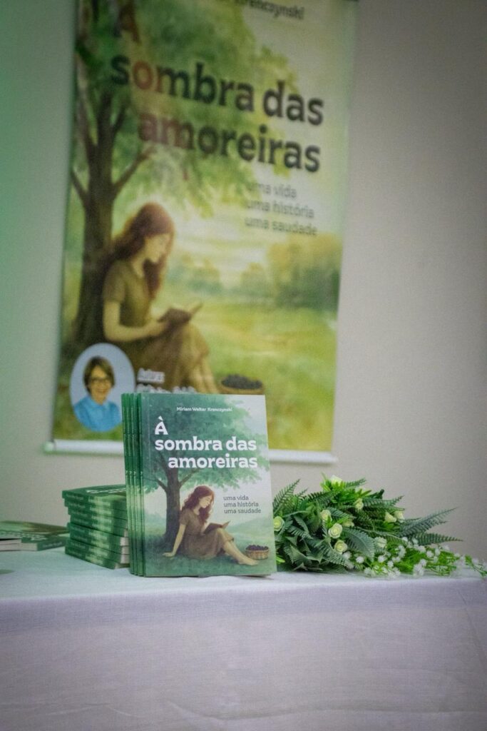 Vereadora Miriam Krenczynski lança livro de poesias em Iguatemi