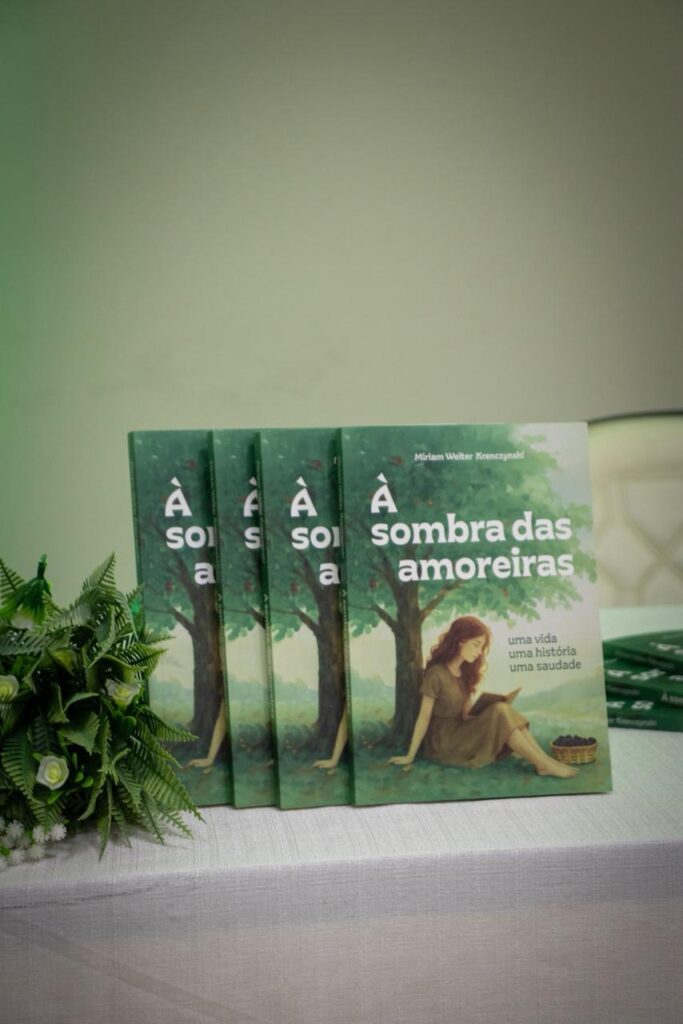 Vereadora Miriam Krenczynski lança livro de poesias em Iguatemi