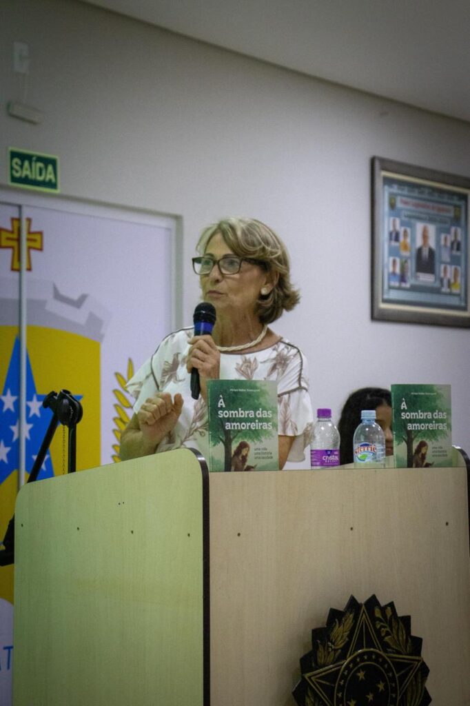 Vereadora Miriam Krenczynski lança livro de poesias em Iguatemi