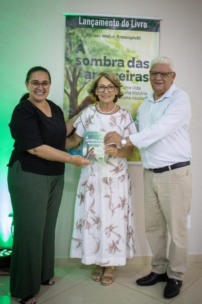 Vereadora Miriam Krenczynski lança livro de poesias em Iguatemi