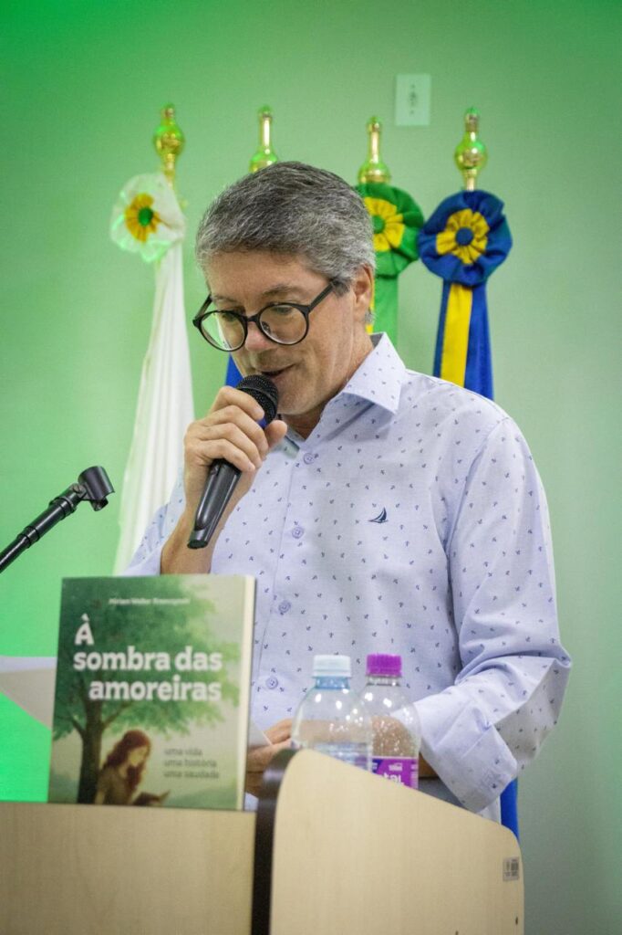 Vereadora Miriam Krenczynski lança livro de poesias em Iguatemi