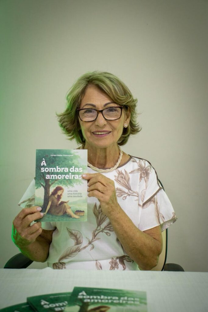 Vereadora Miriam Krenczynski lança livro de poesias em Iguatemi