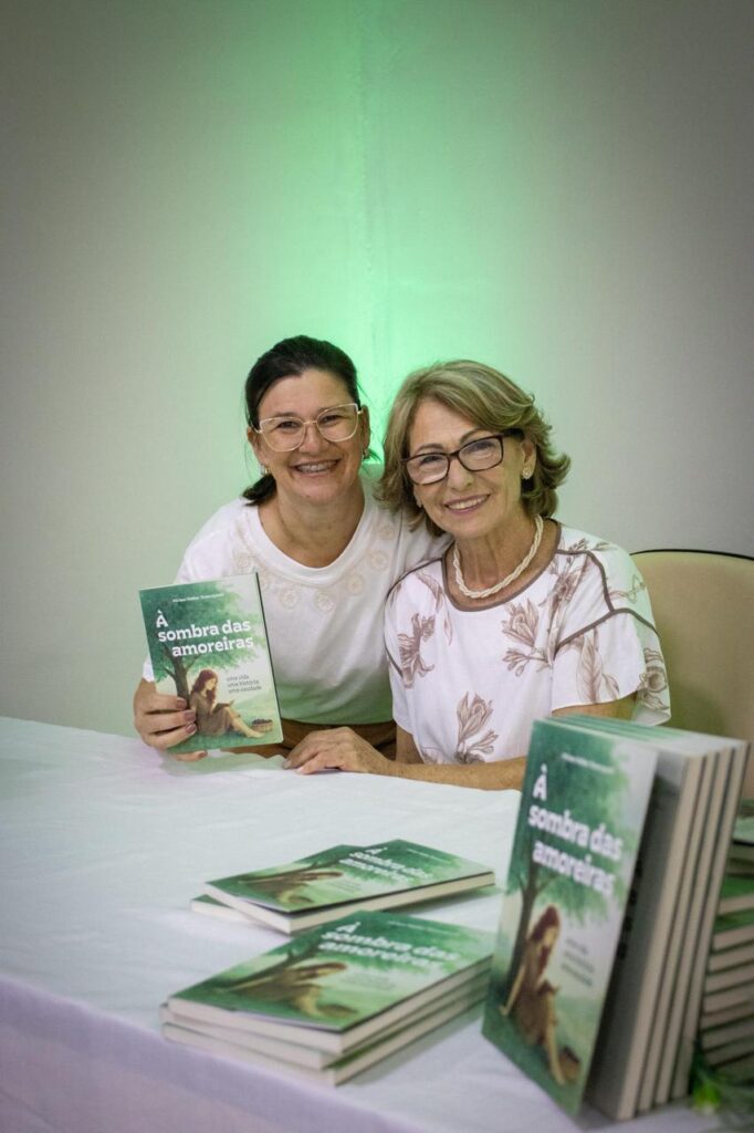 Vereadora Miriam Krenczynski lança livro de poesias em Iguatemi