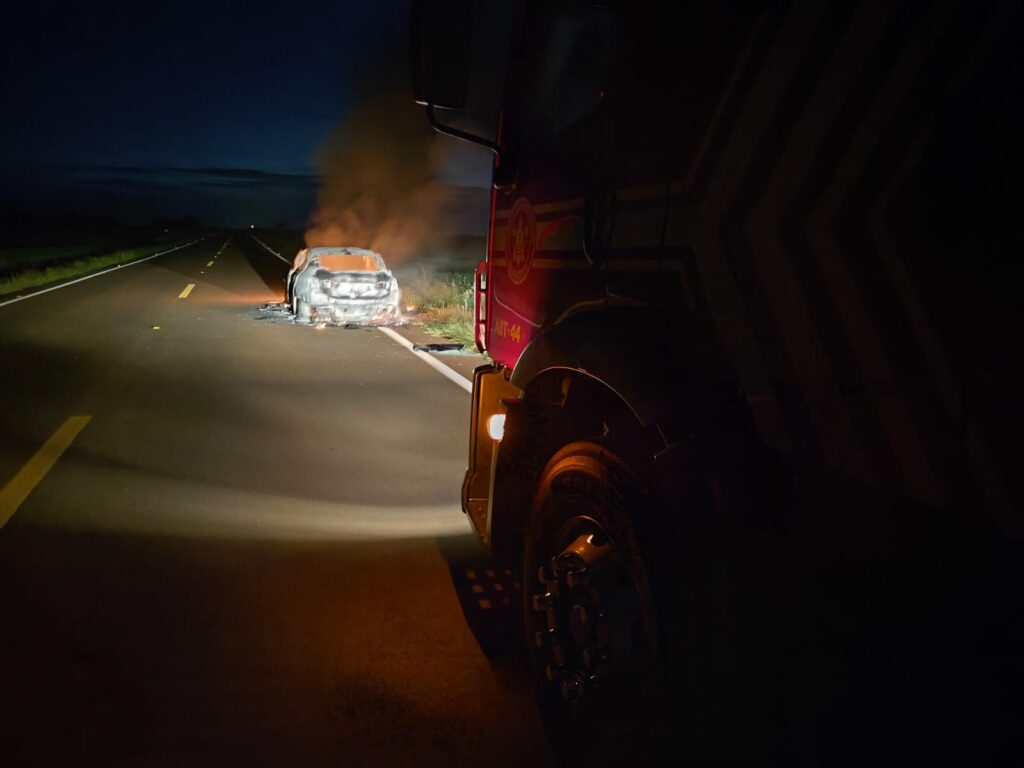 Incêndio em veículo mobiliza bombeiros na MS-156, em Amambai