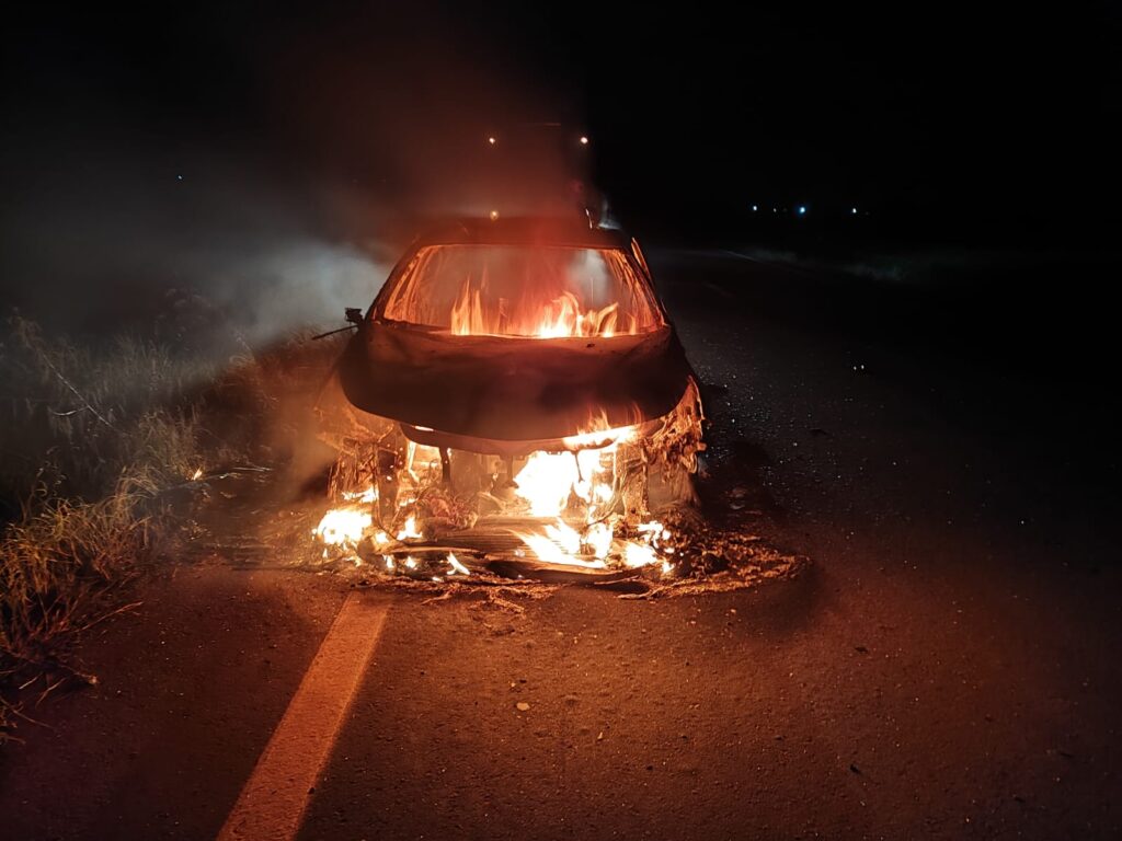 Incêndio em veículo mobiliza bombeiros na MS-156, em Amambai