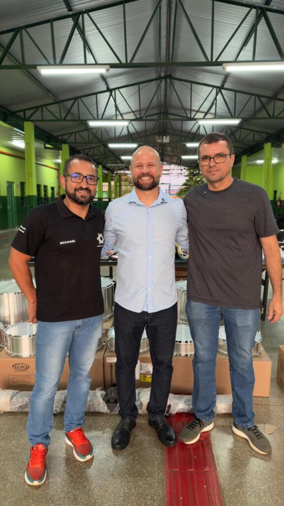 Caarapó: Gilberto Segóvia entrega  kits esportivos, musicais e uniforme à Escola Joaquim Vianna