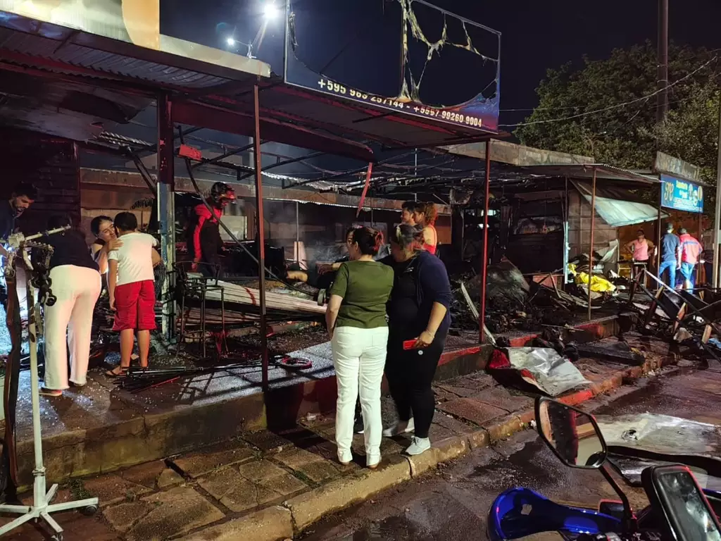 Ponta Porã: Fogo consome lojas de películas, eletrônicos e calçados na fronteira