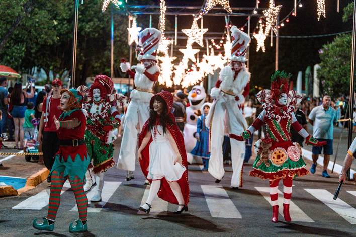 Mais de 3 mil pessoas prestigiam o acender das luzes natalinas em Caarapó