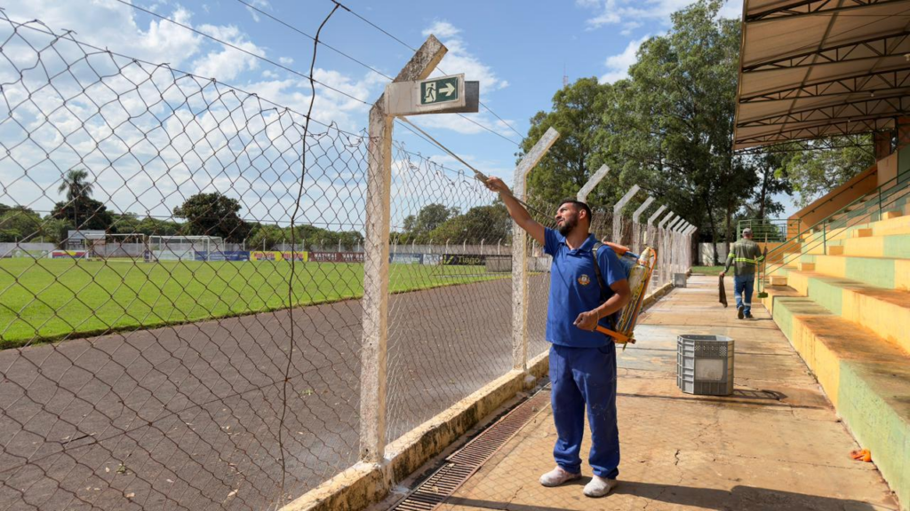 Naviraí: Prefeito determina reformas no Estádio Virotão