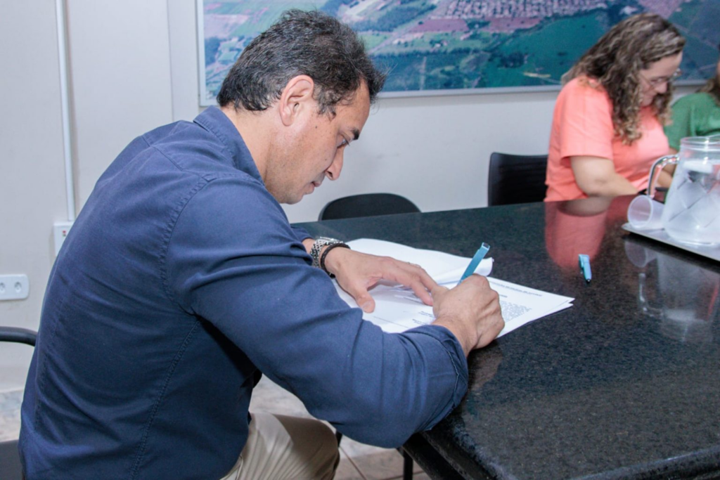 Prefeito Rodrigo Sacuno empossa novas professoras e reforça compromisso com a educação em Naviraí Prefeito Rodrigo Sacuno empossa novas professoras e reforça compromisso com a educação em Naviraí