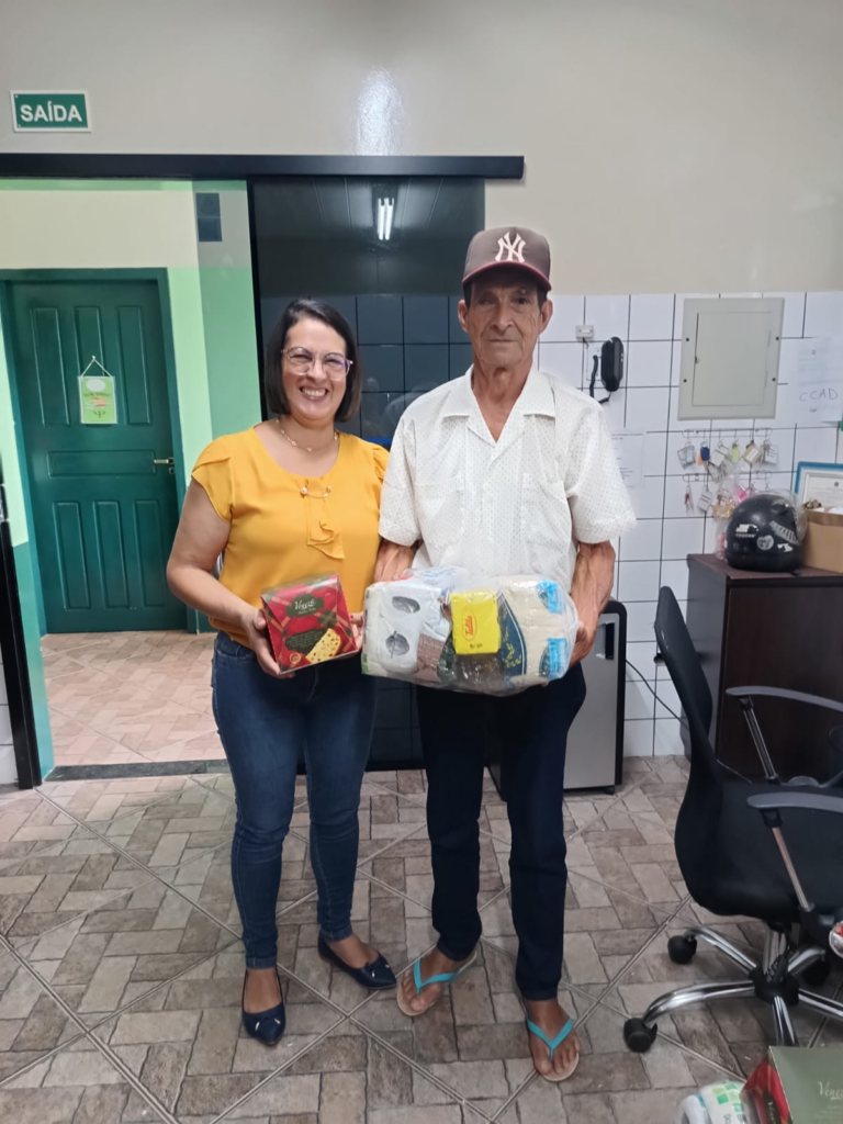 APAE de Paranhos recebe doação do Sicredi para ações de Natal