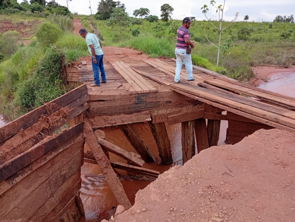 Presidente da Câmara de Paranhos verifica estradas e pontes danificadas pelas chuvas no Assentamento São José (Jatobá)