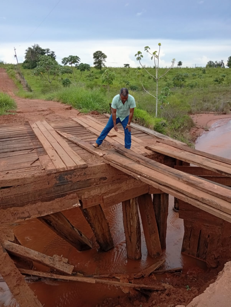 Presidente da Câmara de Paranhos verifica estradas e pontes danificadas pelas chuvas no Assentamento São José (Jatobá)