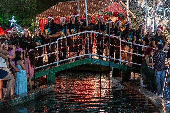 Mais de 3 mil pessoas prestigiam o acender das luzes natalinas em Caarapó