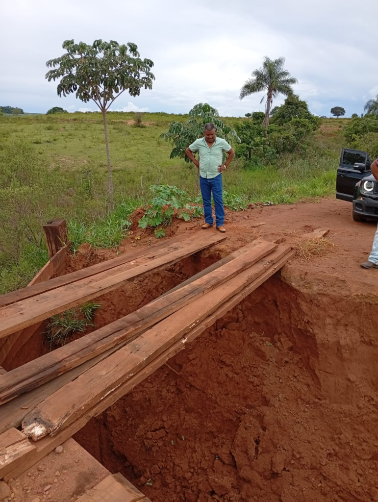 Presidente da Câmara de Paranhos verifica estradas e pontes danificadas pelas chuvas no Assentamento São José (Jatobá)