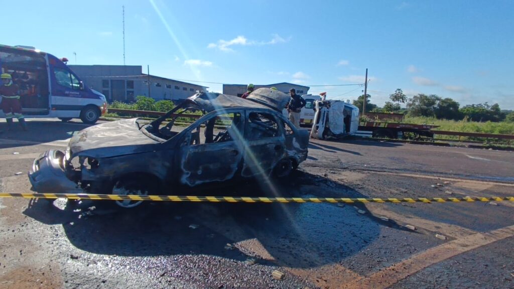 Carro que pegou fogo teria invadido pista contrária na BR-163, na saída de Dourados para Caarapó