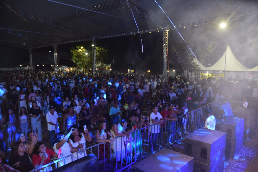 Iguatemi se despede de 2025 com belíssima festa, shows e queima de fogos na Praça João Francisco Lopes