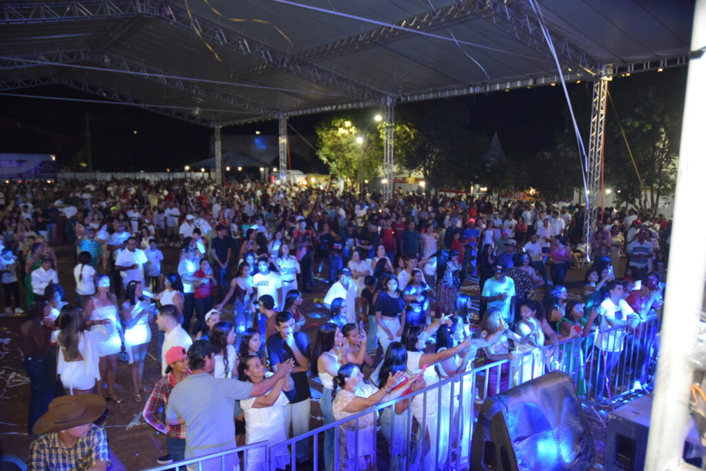 Iguatemi se despede de 2025 com belíssima festa, shows e queima de fogos na Praça João Francisco Lopes