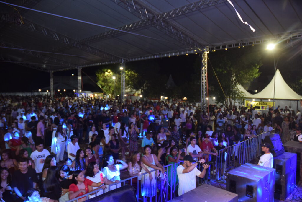 Iguatemi se despede de 2025 com belíssima festa, shows e queima de fogos na Praça João Francisco Lopes